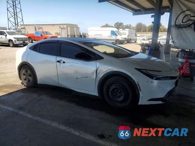 Czwarte zdjęcie samochodu z boku: 2024 TOYOTA PRIUS LE VIN:JTDACAAU9R3033898 - miniatura