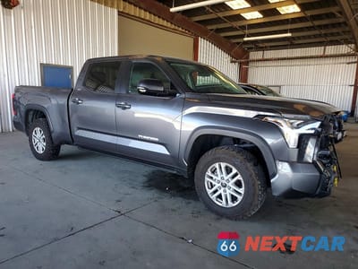 Czwarte zdjęcie samochodu z boku: 2024 TOYOTA TUNDRA CREWMAX SR5 VIN:5TFLA5EC1RX032034 - miniatura