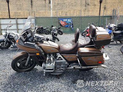 Trzecie zdjęcie samochodu z tyłu: 1982 HONDA GL1100 A VIN:1HFSC0227CA235658 - miniatura