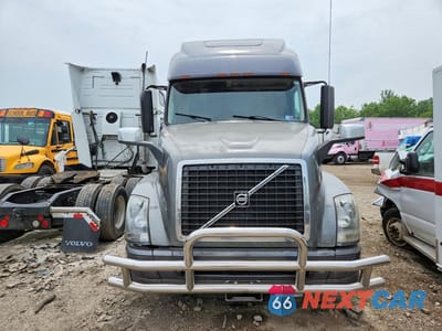Piąte zdjęcie samochodu w środku: 2016 VOLVO VNL SEMI TRUCK VIN:4V4NC9EH9GN948365 - miniatura