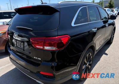 Czwarte zdjęcie samochodu z boku: 2020 KIA SORENTO EX V6 VIN:5XYPH4A50LG680876 - miniatura