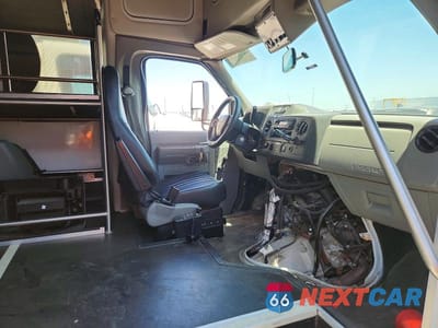 Piąte zdjęcie samochodu w środku: 2023 FORD ECONOLINE E450 SUPER DUTY CUTAWAY VAN VIN:1FDFE4FN1PDD25860 - miniatura