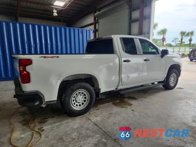 Trzecie zdjęcie samochodu z tyłu: 2024 CHEVROLET SILVERADO K1500 VIN:1GCRDAEK4RZ176635 - miniatura