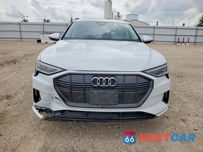Piąte zdjęcie samochodu w środku: 2021 AUDI E-TRON PREMIUM VIN:WA1AAAGE0MB010699 - miniatura