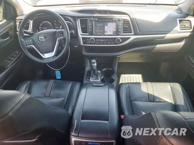 Zdjęcie 8 z 12 samochodu: 2018 TOYOTA HIGHLANDER SE VIN:5TDJZRFH7JS863517 - miniatura