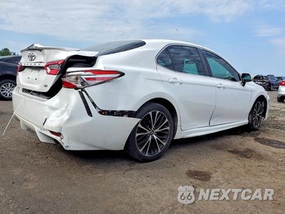 Trzecie zdjęcie samochodu z tyłu: 2018 TOYOTA CAMRY SE VIN:4T1B11HK8JU028085 - miniatura
