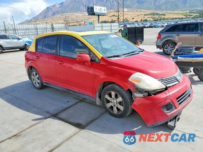 Czwarte zdjęcie samochodu z boku: 2007 NISSAN VERSA VIN:3N1BC13E47L457620 - miniatura