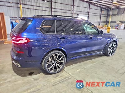 Trzecie zdjęcie samochodu z tyłu: 2025 BMW X7 XDRIVE40I VIN:5UX23EM09S9008392 - miniatura
