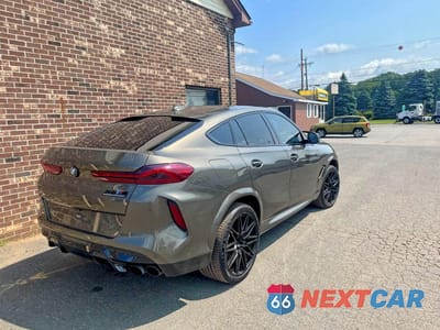 Trzecie zdjęcie samochodu z tyłu: 2022 BMW X6 M VIN:5YMCY0C03N9J76956 - miniatura