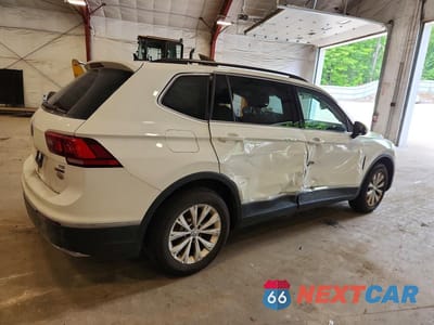 Trzecie zdjęcie samochodu z tyłu: 2018 VOLKSWAGEN TIGUAN VIN:3VV2B7AX7JM151831 - miniatura