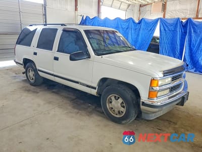 Czwarte zdjęcie samochodu z boku: 1996 CHEVROLET TAHOE C1500 VIN:1GNEC13R4TJ308646 - miniatura