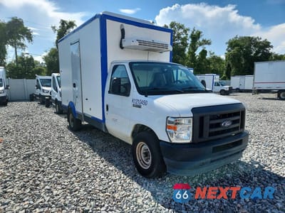Czwarte zdjęcie samochodu z boku: 2023 FORD E350 REFRIGERATED BOX TRUCK VIN:1FDWE3FK6PDD18824 - miniatura