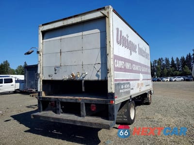 Trzecie zdjęcie samochodu z tyłu: 1999 ISUZU NPR BOX TRUCK VIN:4KLC4B1R0XJ004127 - miniatura