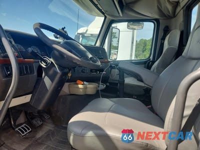 Zdjęcie 7 z 12 samochodu: 2011 VOLVO VNL SEMI TRUCK VIN:4V4NC9EJ7BN292629 - miniatura