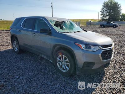 Czwarte zdjęcie samochodu z boku: 2019 CHEVROLET TRAVERSE LS VIN:1GNERFKW1KJ102413 - miniatura