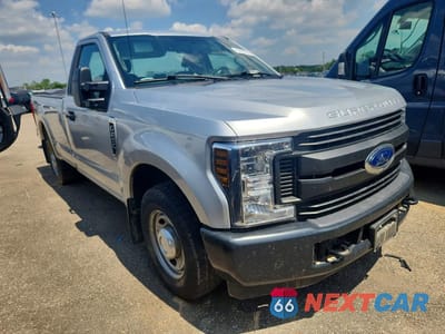 Czwarte zdjęcie samochodu z boku: 2019 FORD F250 SUPER DUTY VIN:1FTBF2A60KEG54525 - miniatura