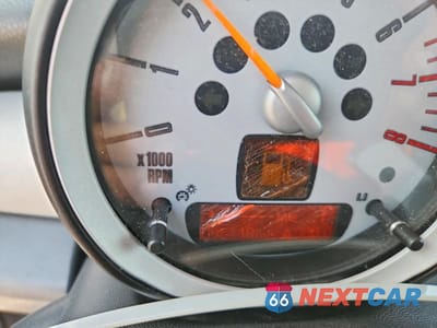 Zdjęcie 9 z 12 samochodu: 2008 MINI COOPER VIN:WMWMF33578TT66280 - miniatura