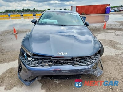 Piąte zdjęcie samochodu w środku: 2023 KIA K5 LXS VIN:5XXG14J22PG226570 - miniatura
