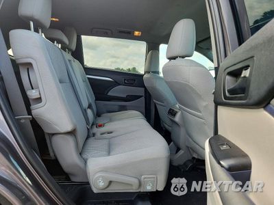 Zdjęcie 11 z 13 samochodu: 2019 TOYOTA HIGHLANDER LE VIN:5TDBZRFH9KS968713 - miniatura