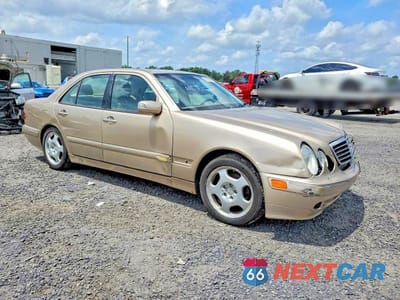 Czwarte zdjęcie samochodu z boku: 2000 MERCEDES-BENZ E 430 VIN:WDBJF70J4YB010436 - miniatura