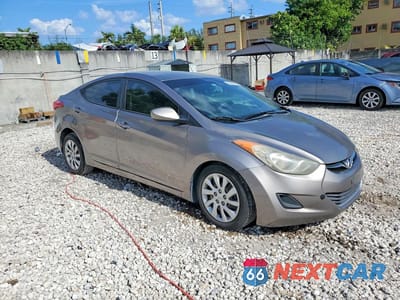 Czwarte zdjęcie samochodu z boku: 2013 HYUNDAI ELANTRA GLS VIN:5NPDH4AE6DH221350 - miniatura