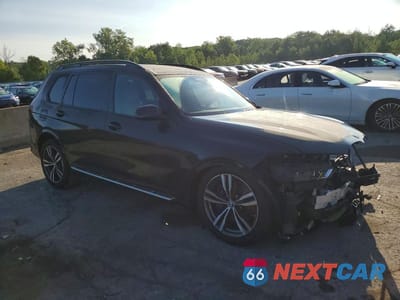 Czwarte zdjęcie samochodu z boku: 2025 BMW X7 XDRIVE40I VIN:5UX23EM0XS9Y26777 - miniatura