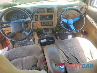 Zdjęcie 8 z 12 samochodu: 2001 CHEVROLET BLAZER VIN:1GNDT13W012187218 - miniatura