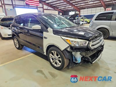 Czwarte zdjęcie samochodu z boku: 2017 FORD ESCAPE SE VIN:1FMCU0GD5HUD71682 - miniatura