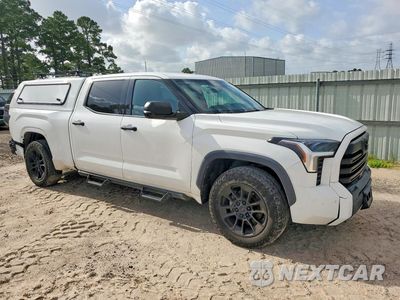 Czwarte zdjęcie samochodu z boku: 2023 TOYOTA TUNDRA CREWMAX SR5 VIN:5TFLA5BC5PX002875 - miniatura