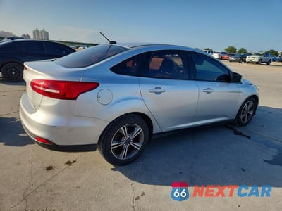 Trzecie zdjęcie samochodu z tyłu: 2017 FORD FOCUS SE VIN:1FADP3FE7HL270747 - miniatura
