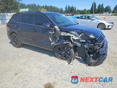 Czwarte zdjęcie samochodu z boku: 2024 VOLKSWAGEN TIGUAN SE R-LINE BLACK VIN:3VV8B7AXXRM180391 - miniatura