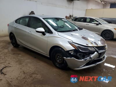 Czwarte zdjęcie samochodu z boku: 2018 CHEVROLET CRUZE LT VIN:1G1BE5SM0J7187099 - miniatura