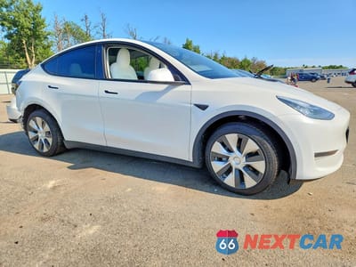 Czwarte zdjęcie samochodu z boku: 2021 TESLA MODEL Y VIN:5YJYGDEE1MF130855 - miniatura