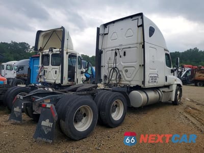 Trzecie zdjęcie samochodu z tyłu: 2020 FREIGHTLINER CASCADIA 125 SEMI TRUCK VIN:3AKJGLDR2LDLU5593 - miniatura