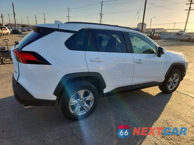 Trzecie zdjęcie samochodu z tyłu: 2024 TOYOTA RAV4 XLE VIN:2T3W1RFV4RC268574 - miniatura
