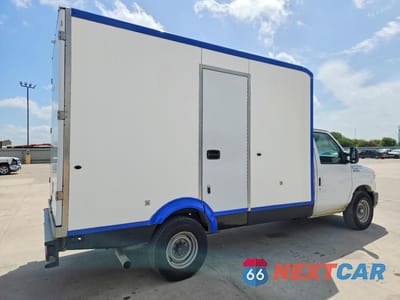 Trzecie zdjęcie samochodu z tyłu: 2023 FORD E350 REFRIGERATED BOX TRUCK VIN:1FDWE3FK4PDD00838 - miniatura