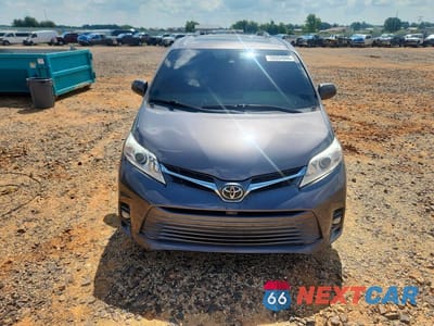 Piąte zdjęcie samochodu w środku: 2018 TOYOTA SIENNA XLE 8-PASSENGER VIN:5TDYZ3DCXJS925169 - miniatura