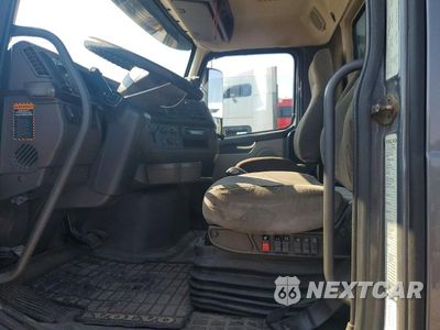 Zdjęcie 7 z 13 samochodu: 2014 VOLVO VNL SEMI TRUCK VIN:4V4NC9EH9EN173286 - miniatura