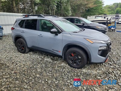 Czwarte zdjęcie samochodu z boku: 2025 NISSAN ROGUE ROCK CREEK VIN:5N1BT3BB3SC798605 - miniatura