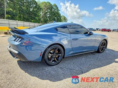Trzecie zdjęcie samochodu z tyłu: 2026 FORD MUSTANG GT VIN:1FA6P8CF0T5401193 - miniatura
