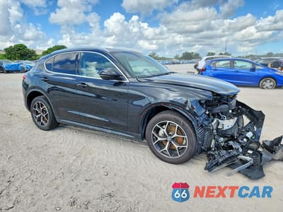 Czwarte zdjęcie samochodu z boku: 2018 ALFA ROMEO STELVIO TI VIN:ZASFAKBN8J7C24273 - miniatura