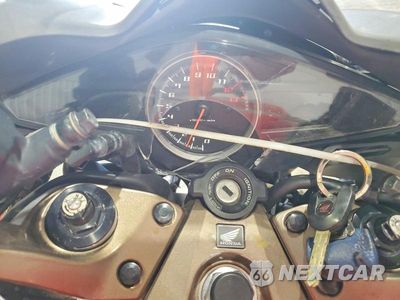 Zdjęcie 7 z 9 samochodu: 2014 HONDA VFR800 F VIN:JH2RC791XEK000643 - miniatura