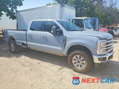 Czwarte zdjęcie samochodu z boku: 2024 FORD F350 SUPER DUTY VIN:1FT8W3BT4REC60928 - miniatura