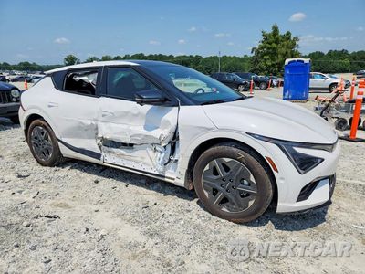 Czwarte zdjęcie samochodu z boku: 2025 KIA EV6 GT LINE VIN:5XYC44JA2SG014026 - miniatura