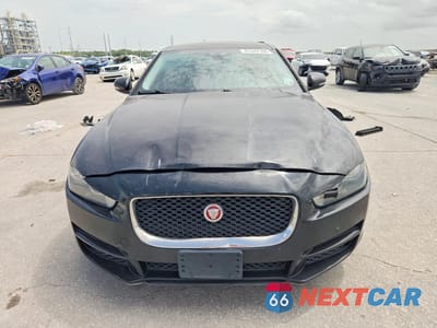 Piąte zdjęcie samochodu w środku: 2018 JAGUAR XE VIN:SAJAR4FX1JCP39188 - miniatura