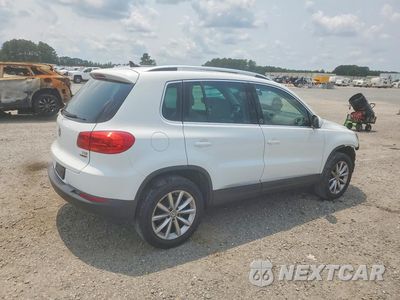 Trzecie zdjęcie samochodu z tyłu: 2017 VOLKSWAGEN TIGUAN WOLFSBURG VIN:WVGSV7AX4HW510810 - miniatura