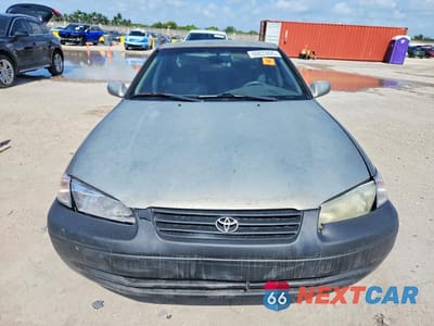 Piąte zdjęcie samochodu w środku: 1998 TOYOTA CAMRY LE VIN:4T1BG22K9WU355521 - miniatura