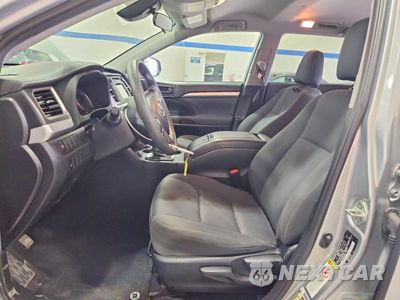 Zdjęcie 7 z 13 samochodu: 2019 TOYOTA HIGHLANDER LE VIN:5TDZZRFH9KS326006 - miniatura