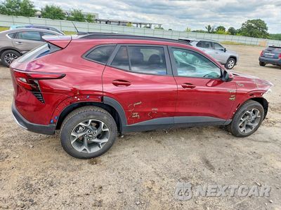 Trzecie zdjęcie samochodu z tyłu: 2024 CHEVROLET TRAX 1LT VIN:KL77LHE27RC222140 - miniatura