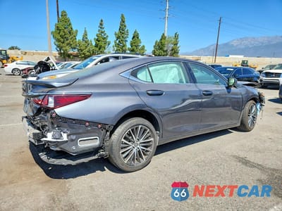 Trzecie zdjęcie samochodu z tyłu: 2025 LEXUS ES 300H BASE VIN:58ADA1C19SU056415 - miniatura